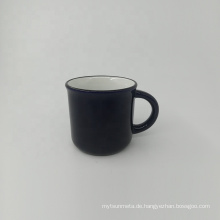 schwarze Keramikkaffeetasse